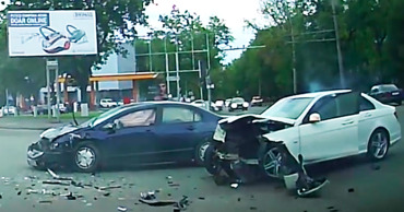 В столице водитель за рулем Мерседеса спровоцировал ДТП.