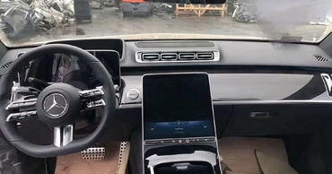 Mercedes-Benz упрекнули в копировании интерьера Tesla.
