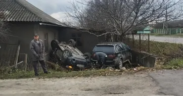 ДТП В Оргеевском районе: BMW и Dacia вылетели во двор жилого дома