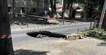 Прорыв водопровода на ул. 31 августа: асфальт провалился, жители остались без воды