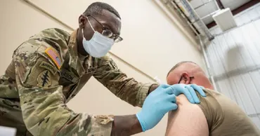 В США расследуют связь вакцинации от коронавируса и смерти военных