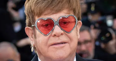Cântărețul Elton John a orbit complet la ochiul drept din cauza unei infecții