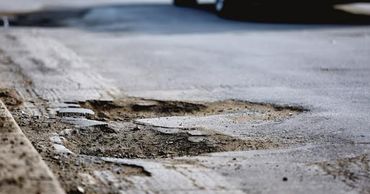 В Румынии суд постановил, что водители не обязаны объезжать ямы на дороге.