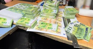 O grupare infracțională care a tipărit bancnote false de două milioane de euro, destructurată în România