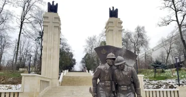 Претура о вызвавшей споры конструкции на входе в кладбище героев: Это римские орлы