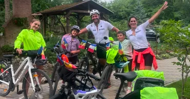 Peste 300 de km pe biciclete prin R. Moldova: Aventura unei familii venite din Franța