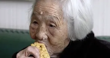 O chinezoaică de 101 ani, despre secretul longevității: Mâncatul de chipsuri și statul până târziu la televizor