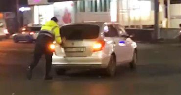 В столице полицейские помогли водителю, застрявшему на перекрестке.