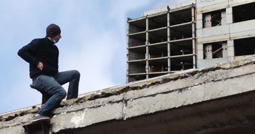 Опубликовано видео спасения мужчины в Бельцах, который хотел спрыгнуть с крыши.