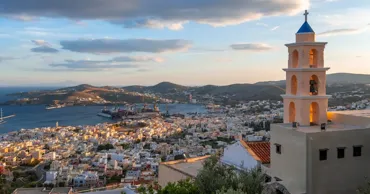 Insula grecească Syros invită oamenii să locuiască acolo gratuit, însă cu o condiție