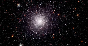 Telescopul Webb a descoperit un roi de galaxii neobișnuit de matur