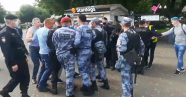 Изначально потасовка началась между двумя мужчинами.