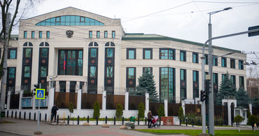 Посольство РФ в Молдове осудило очередной случай вандализма в отношении памятника советским солдатам.