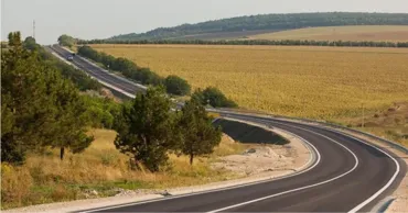 Proprietarii terenurilor situate de-a lungul drumurilor vor fi obligați să mute sau să demoleze căile de acces