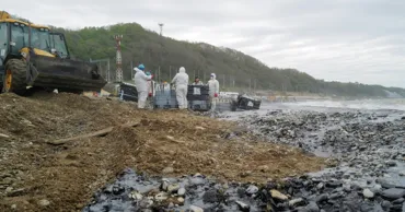 В Туапсе по улице разлилась кипящая нефть после удара дронов по НПЗ