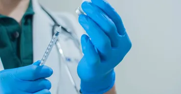 Ученые создали революционную ИИ-вакцину: одна инъекция от всех вирусов