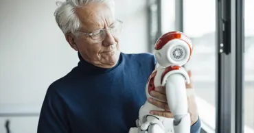 Un bărbat de 97 de ani își construiește propriul robot. Apelul emoționant al familiei