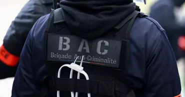 Под Парижем мужчина открыл стрельбу из автомобиля по прохожим: один человек погиб