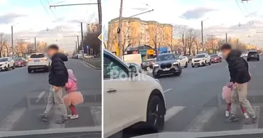 Un șofer a fost la un pas de a lovi doi copii pe o trecere de pietoni din Capitală