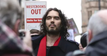 Actorul Russell Brand a negat acuzațiile de viol la adresa sa