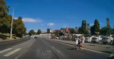 В Кишиневе водитель едва не сбил мать с детьми на пешеходном переходе