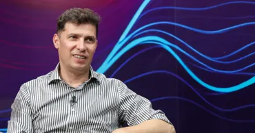 Adrian Posteucă: Între a fi creator de imagini și artist este o mare diferență