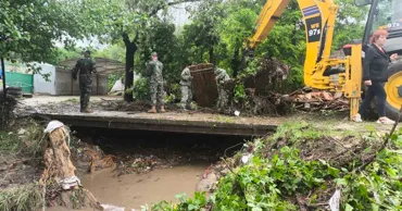 Militarii ajută la curățarea și deblocarea căilor de acces din Pănășești