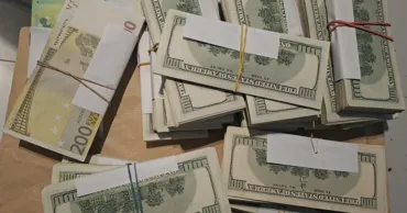Peste 171.000 de dolari și 15.000 de euro, ridicați de la un pasager la Aeroportul Chișinău