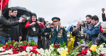 В Молдове 100-летний ветеран прошел весь Марш Победы пешком и первым возложил цветы у &#34;Вечности&#34;