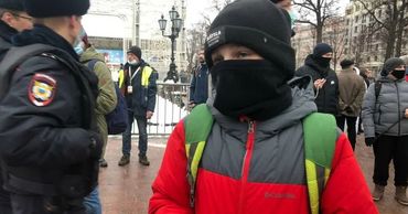 В России правоохранители опрашивают школьников, задержанных на протестах.