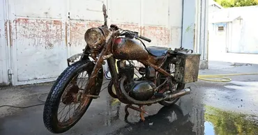 O motocicletă din Al Doilea Război Mondial, găsită aproape intactă în Dunăre