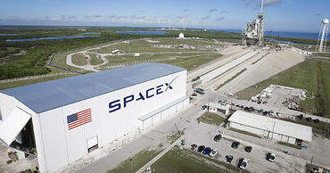 В США компания SpaceX отложила запуск ракеты-носителя с более чем 140 спутниками.