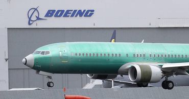 Boeing в 2019 году вдвое снизил поставки самолетов.