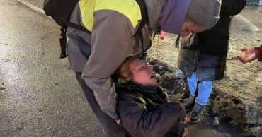 В Петербурге начали проверку после видео с ударившим женщину силовиком.