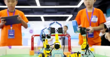 China pregătește elevii pentru era AI: Copiii învață să programeze roboți