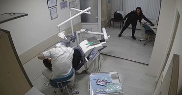 В столице девушка пошла на кражу в присутствии стоматолога и пациента.