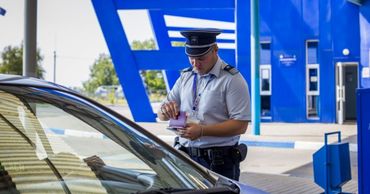 На границе у женщины обнаружили поддельные права.