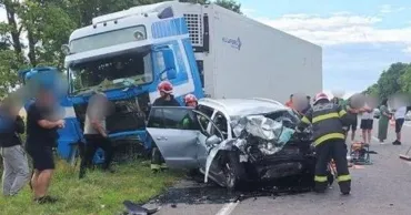 На трассе R-6 автомобиль Skoda столкнулся с грузовиком: погиб 40-летний водитель
