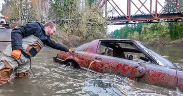 В США дайверы обнаружили на дне реки раритетные автомобили.