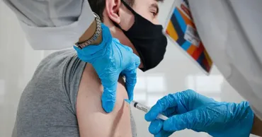 SUA ia în considerare introducerea unui nivel maxim de avertizare pentru vaccinurile împotriva COVID-19