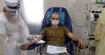 Пынзарь: Военные продолжают помогать людям, становясь донорами плазмы крови.