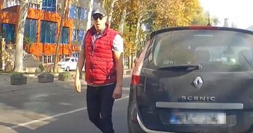 В Кишиневе спор водителей перерос в словесную перепалку: "Ты бык?"