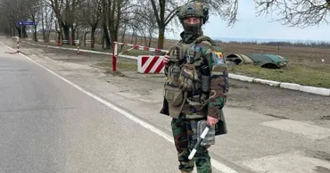 Militarii moldoveni poartă drapelul pe uniformă în Zona de Securitate
