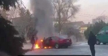 В Бельцах загорелась машина: пожарные несколько минут тушили пламя