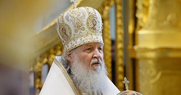 Патриарх Кирилл вручил награду митрополиту Владимиру.