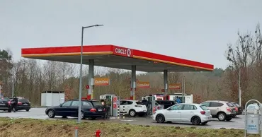 Европейцы спешат заправить автомобили на фоне скачка цен: на АЗС выстроились очереди