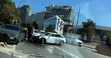 В Кишиневе столкнулись BMW и Audi: обе машины серьезно повреждены