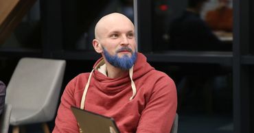 В столице учитель математики перекрасил бороду в синий цвет после спора с учениками.