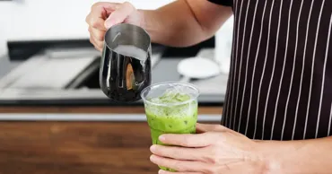 Tinerii au înlocuit „berea înainte de zbor” din aeroporturi cu matcha și smoothie-uri
