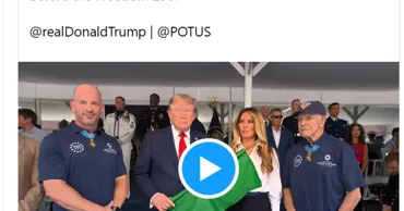 Trump, ironizat pe Internet pentru modul în care a ținut un steag